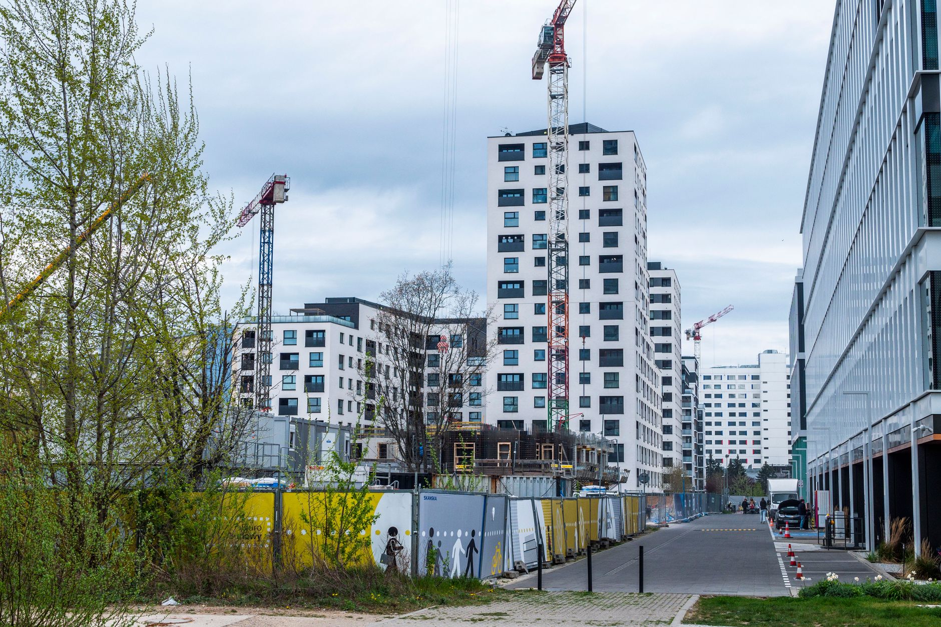 Aktiv byggarbetsplats med kranar bland nya flerbostadshus i Liljeholmen, Stockholm