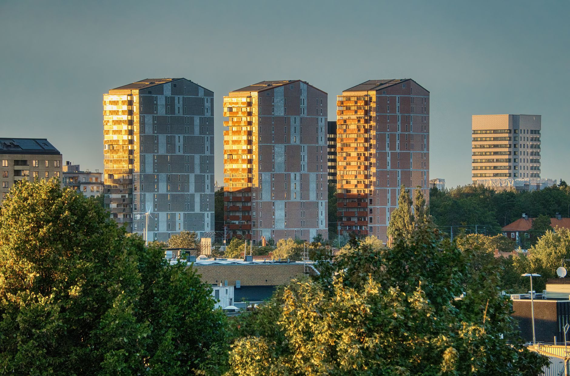 Moderna bostadstorn i Liljeholmen som vuxit fram i takt med stadsdelens snabba befolkningstillväxt