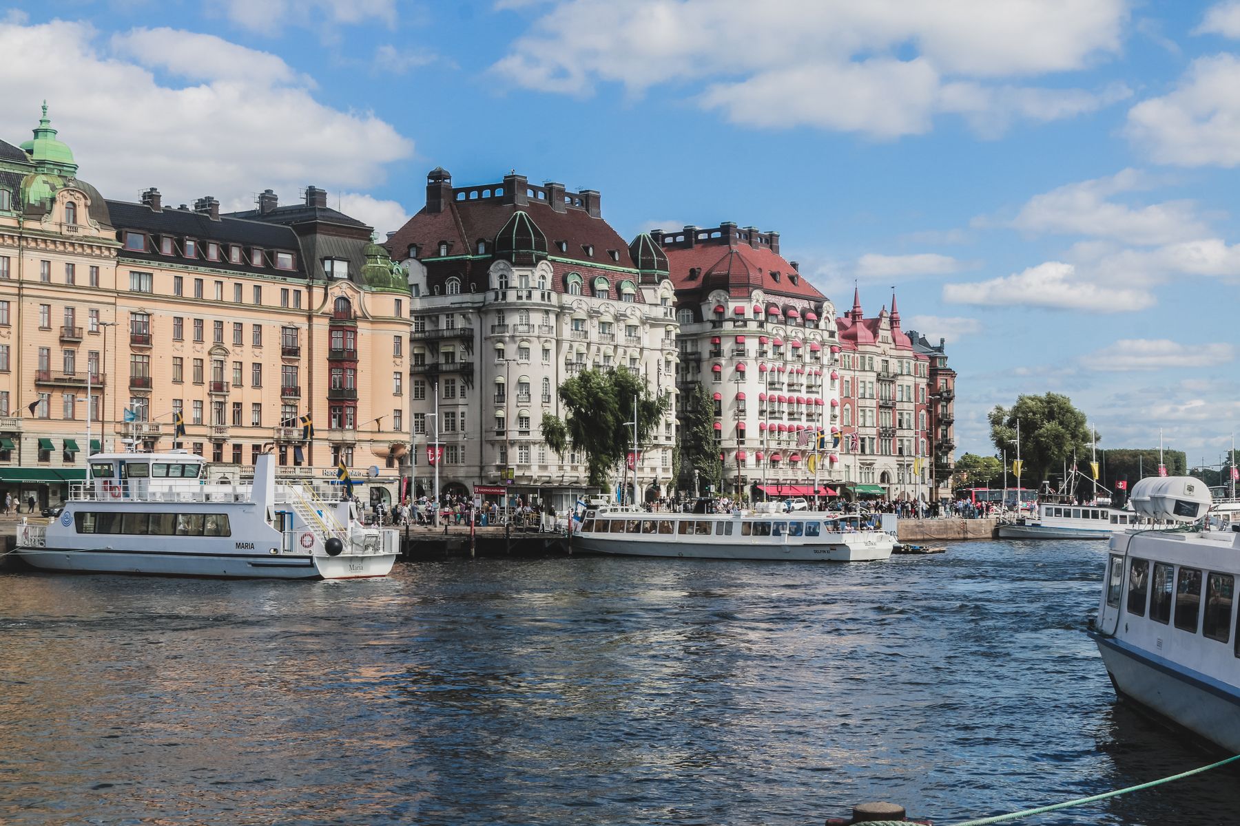 Elegant vattennära bebyggelse vid Strandvägen på Östermalm i Stockholm