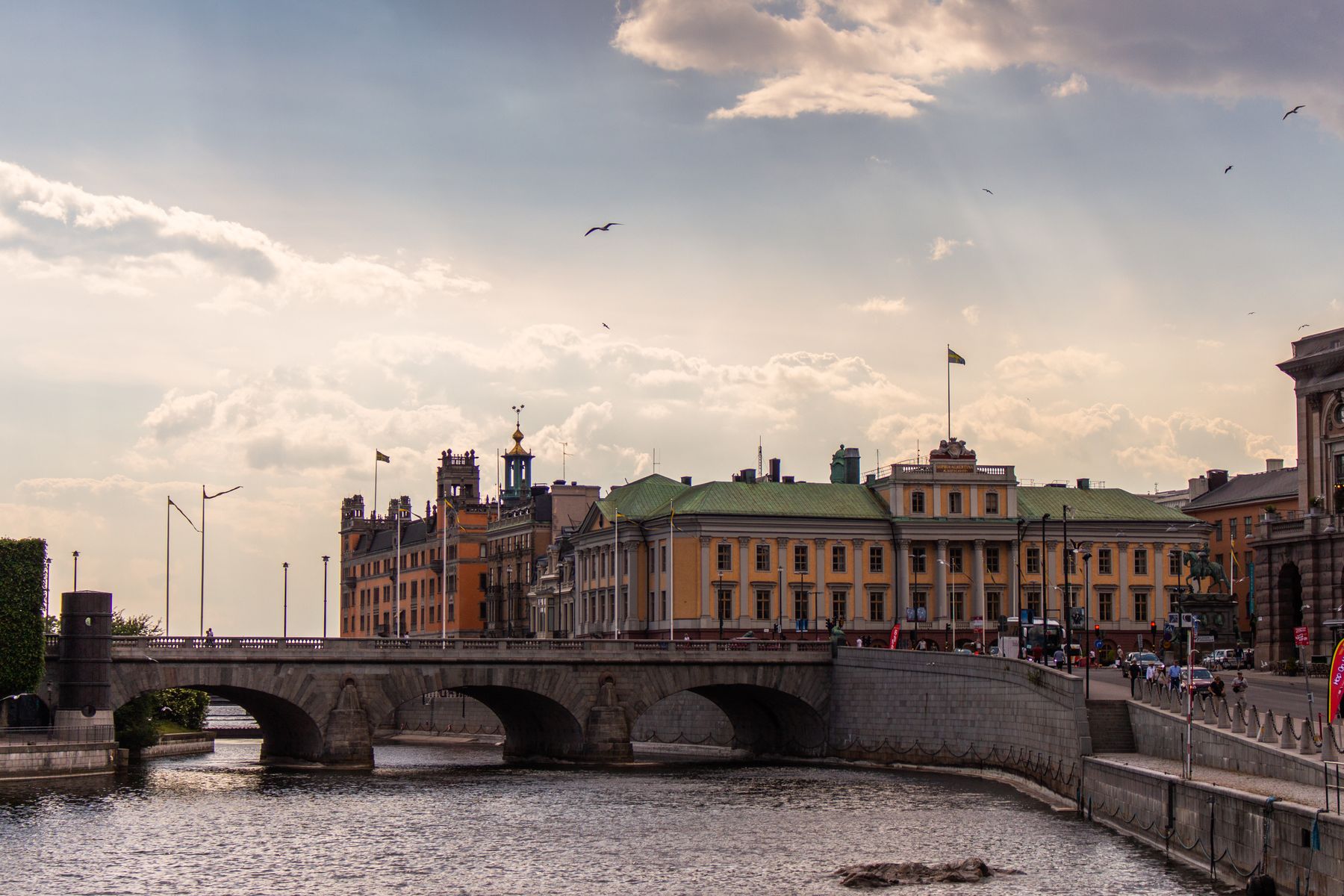 Historisk bro och sekelskiftesarkitektur nära Östermalm i centrala Stockholm