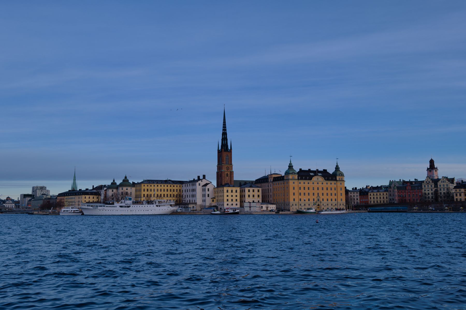 Vy över Riddarholmens skyline och Stockholms vattennära stadssilhuett