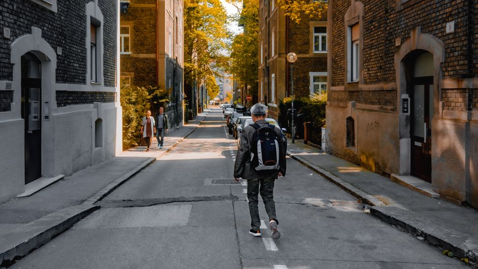 Bakgata i Södermalm med bostadshus och lokala verksamheter, typisk för kvarteren kring SoFo