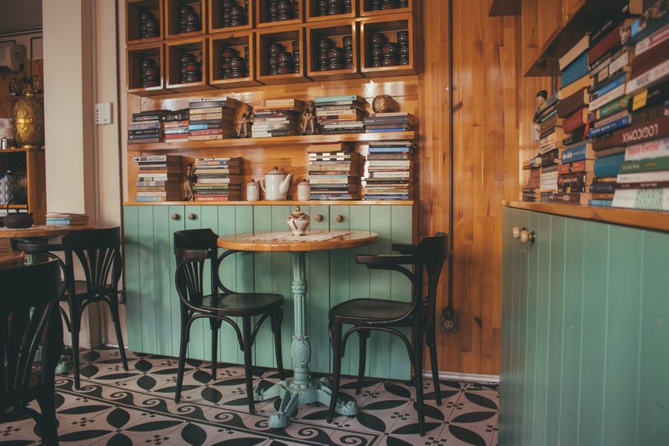 Inredning i ett litet kafé på Södermalm med böcker och vintagedetaljer, exempel på den lokala designkänslan