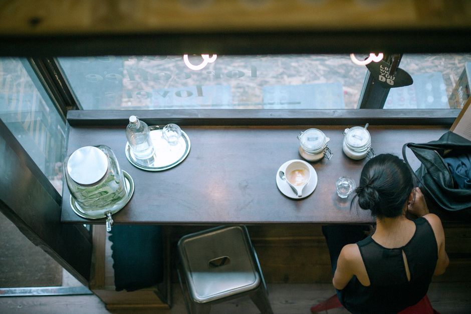 Kaffekopp och café-detalj uppifrån, typisk stämning från Södermalms specialkaféer