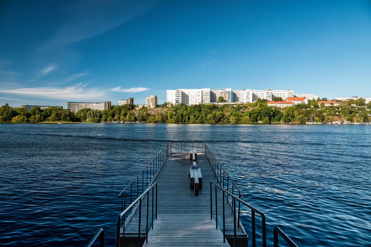 Vy över Solnas kontorsbyggnader vid vattnet i Stockholm