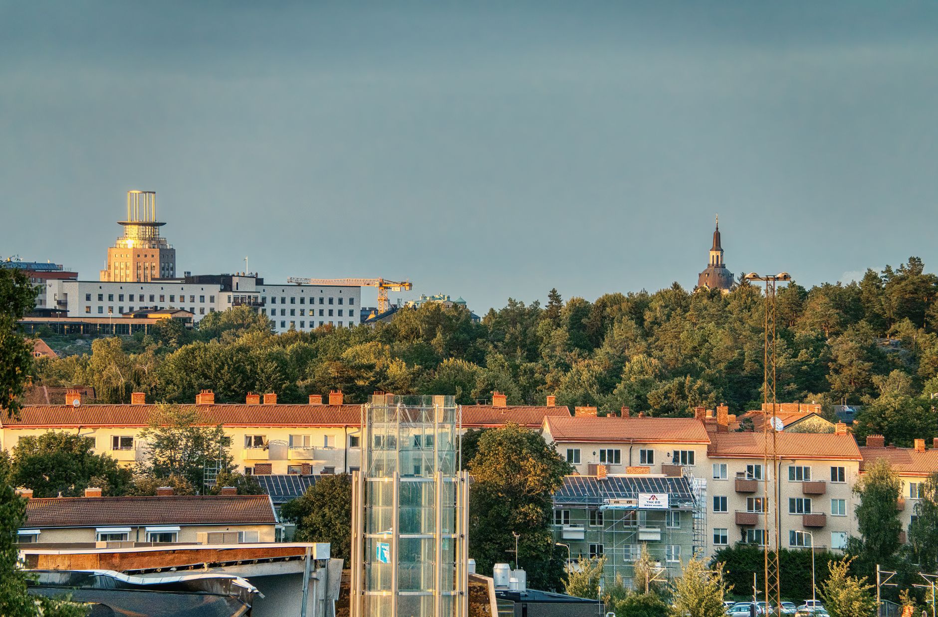 Tätbebyggd förortsvy med bostadshus och kyrktorn, typisk för Sundbybergs kompakta stadsbild