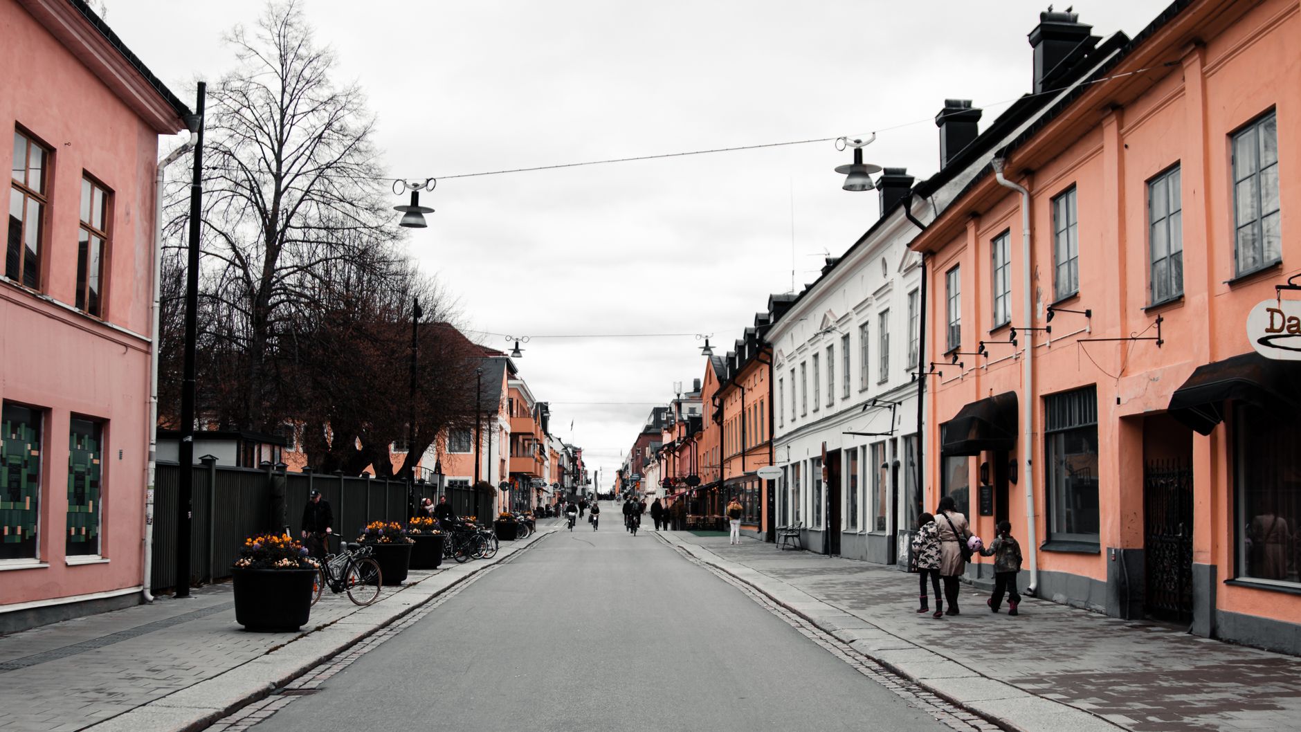Levande gågata med lokala butiker, kaféer och promenerande invånare, typisk för handelslivet i Sundbybergs täta centrum