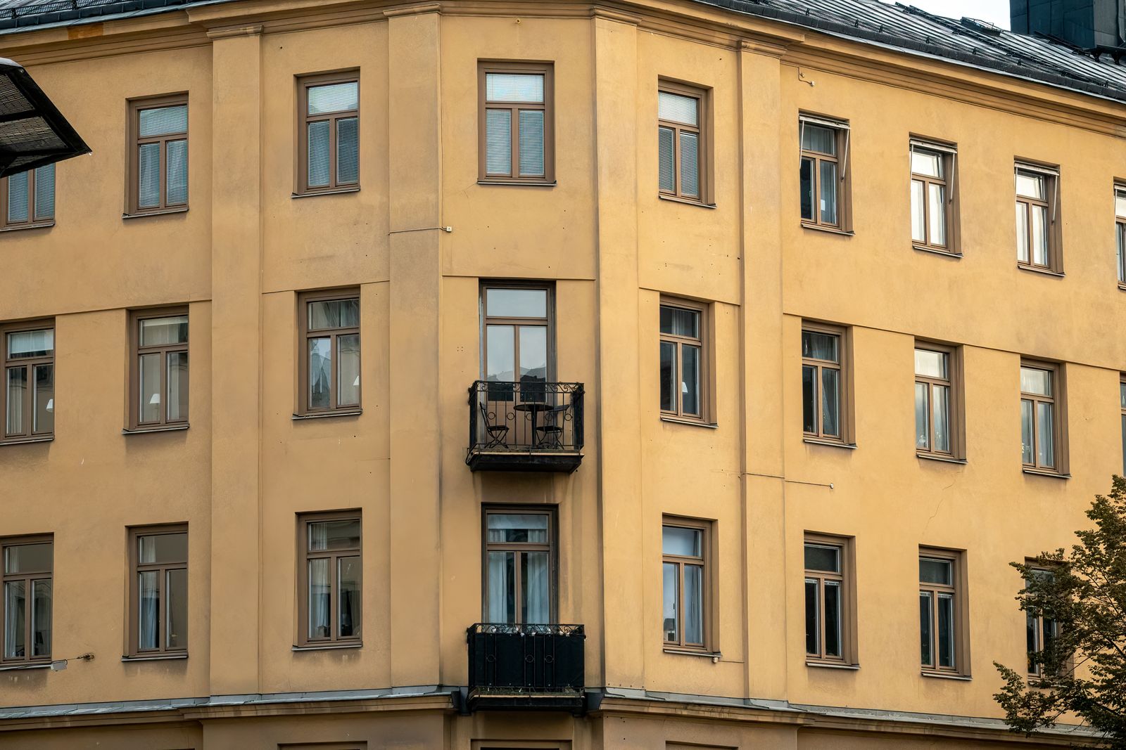 Klassisk sekelskiftesfasad med balkonger på ett bostadshus i Vasastan, Stockholm