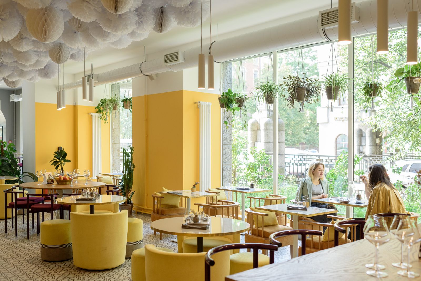 Ljus och stilfull kvartersrestaurang med gäster i Vasastan, Stockholm
